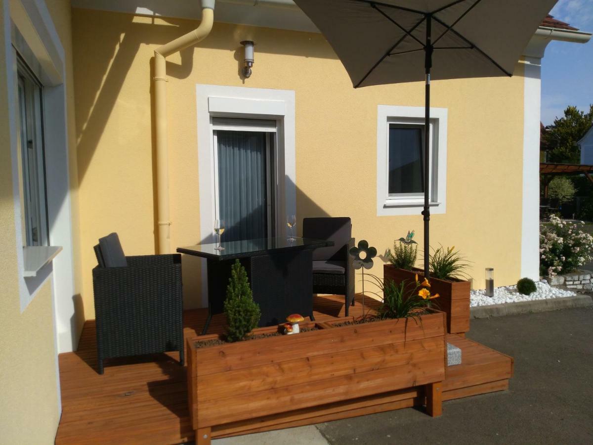 Ferienwohung Fam. Fink Apartment Riegersburg Bagian luar foto