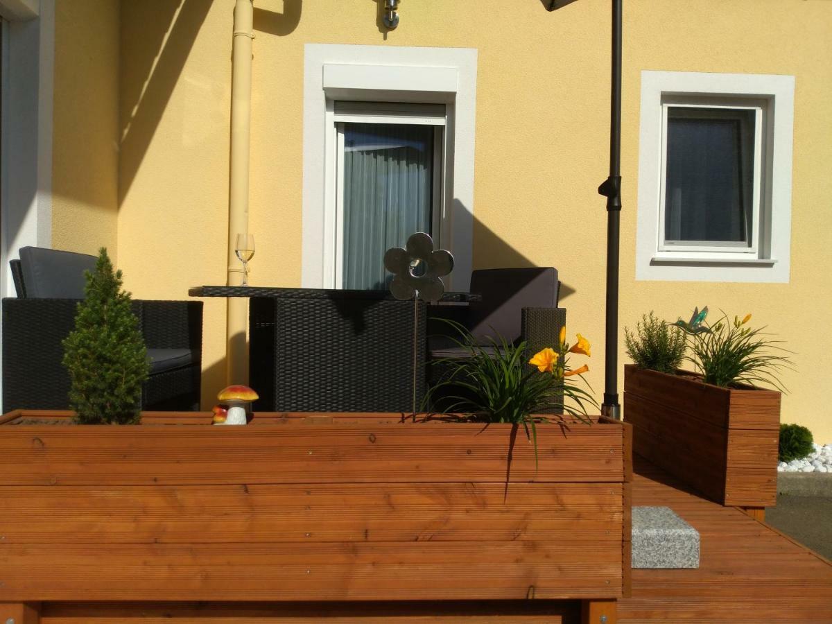 Ferienwohung Fam. Fink Apartment Riegersburg Bagian luar foto